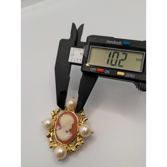 Vintage Gold Tone Cameo Brooch/Pendant With Simulated Pearls - Picture 10 of 13